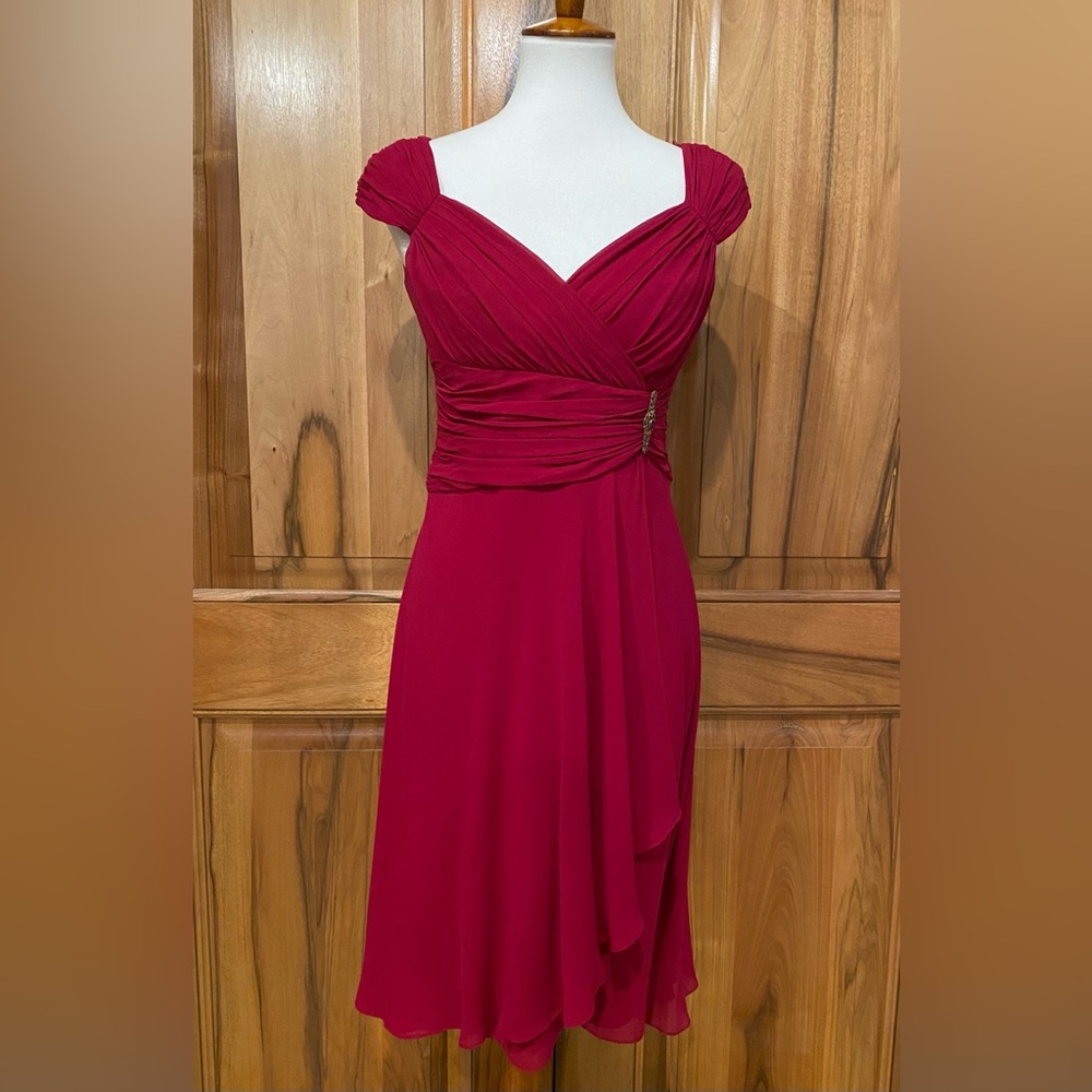 Maggy London Petites - Gorgeous Wine-red Silk Dress, Accent Brooch, EUC, 6P